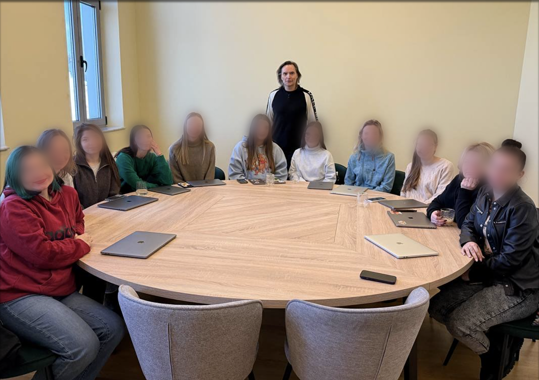 Команда фонду за робочим столом