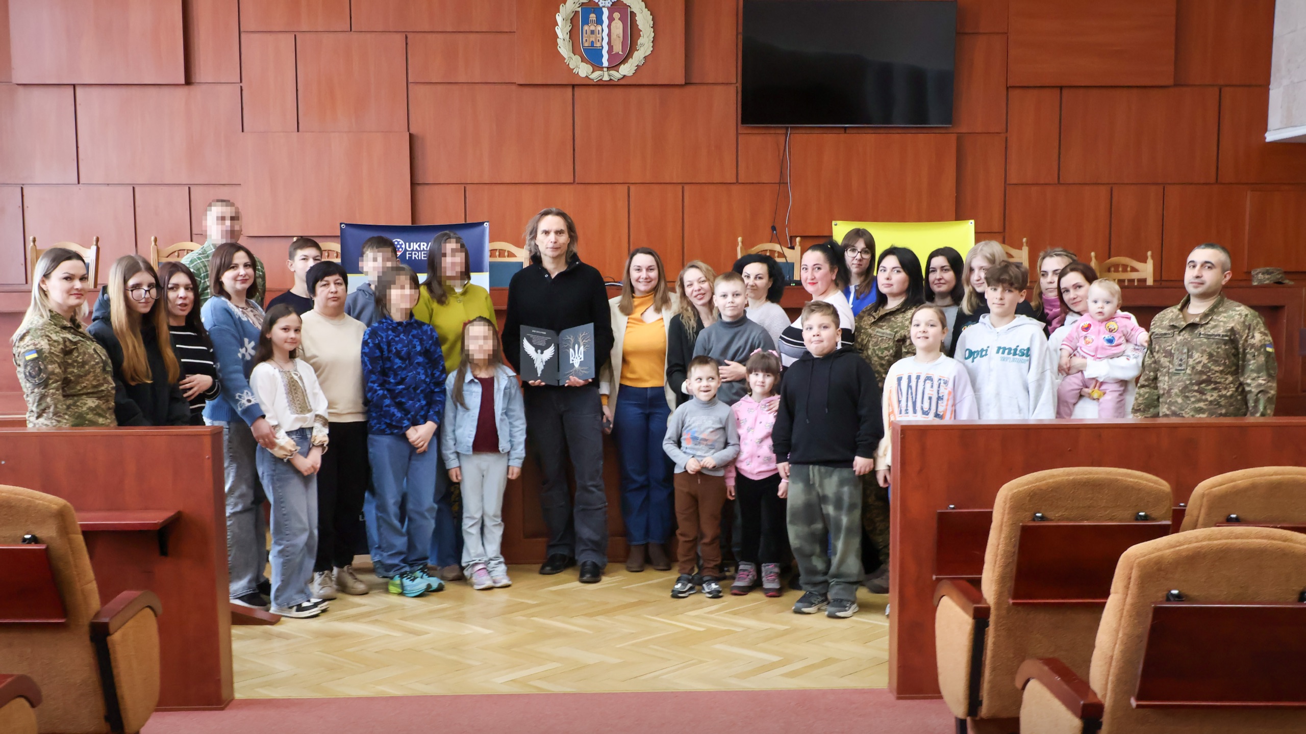 Група дітей і родин у залі